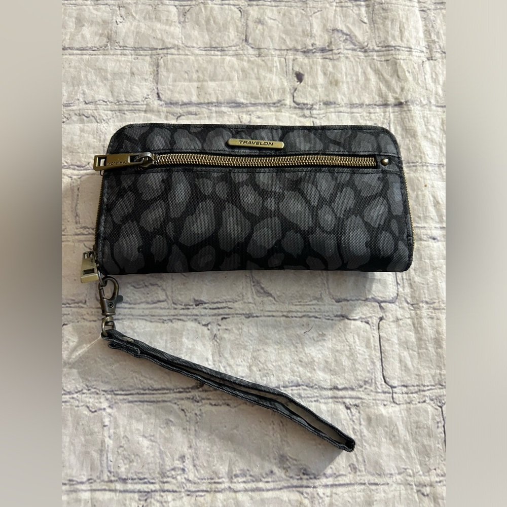 TRAVELON RFID BLOCKING LEOPARD PRINT ZIP AROUND WRISTLET WALLET